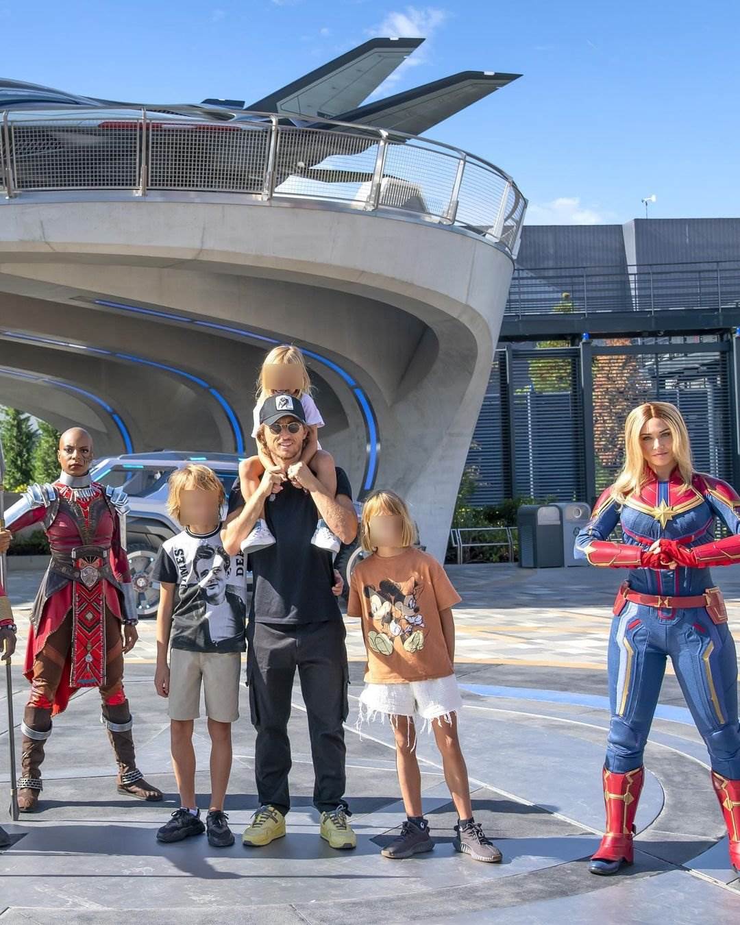 Luka Modrić i Vanja Modrić s djecom u Disneylandu