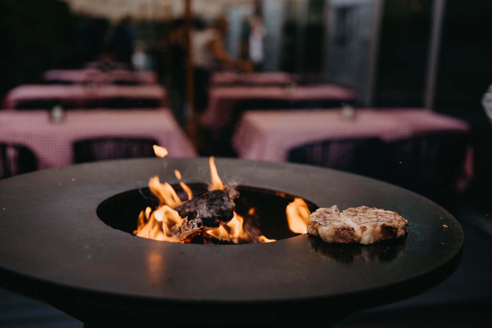 BBQ party na terasi OXBO restorana