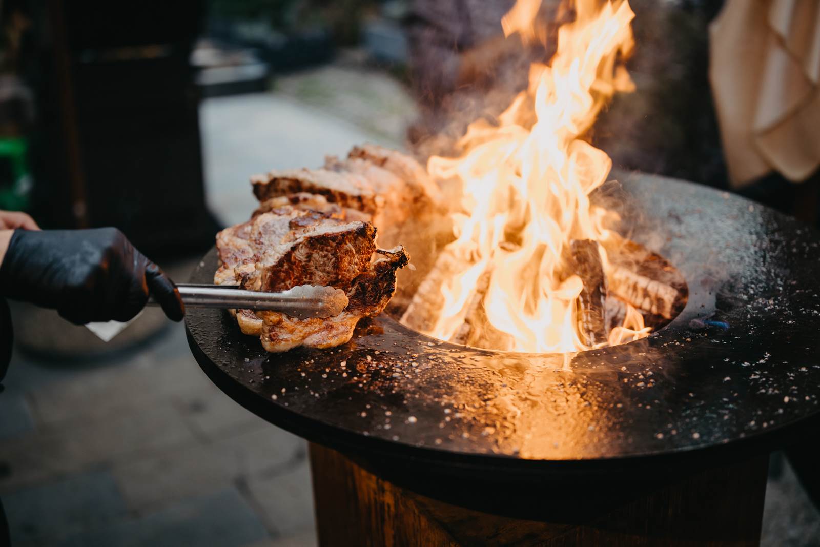 BBQ party na terasi OXBO restorana