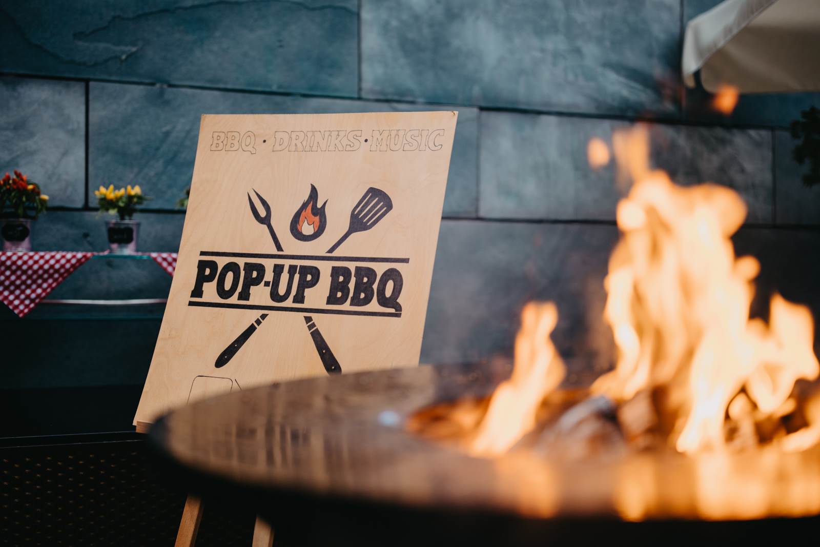 BBQ party na terasi OXBO restorana