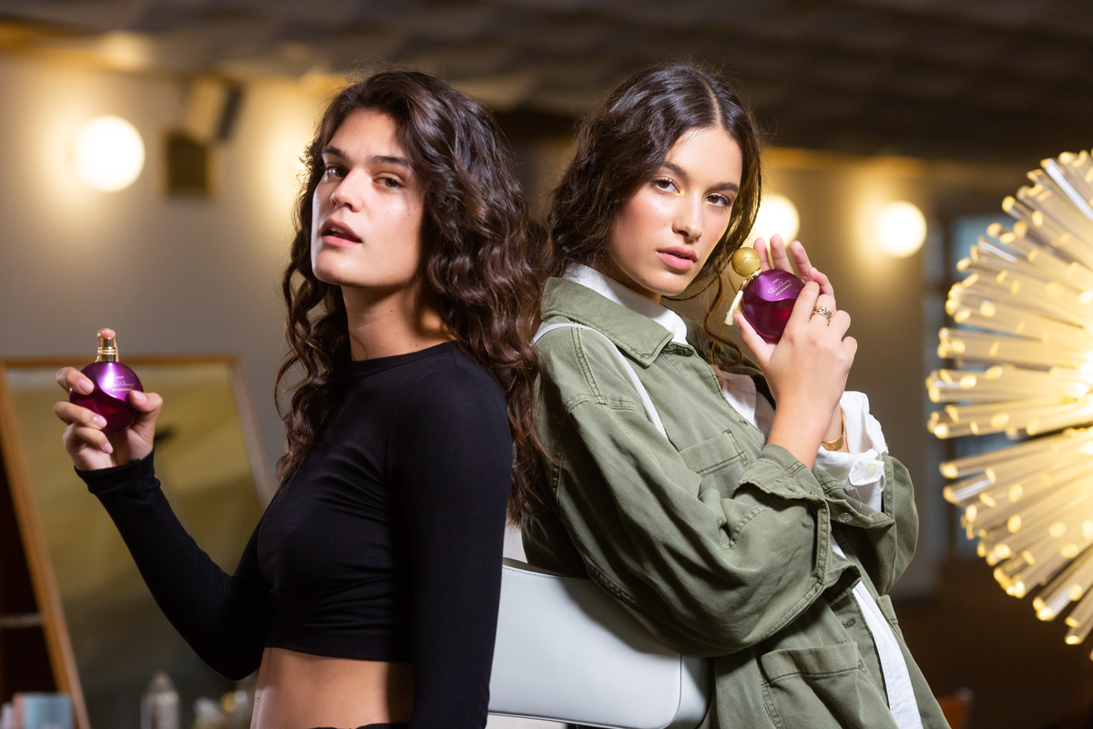 U back stageu modeli su isprobali novi Avonov miris Far Away Splendoria