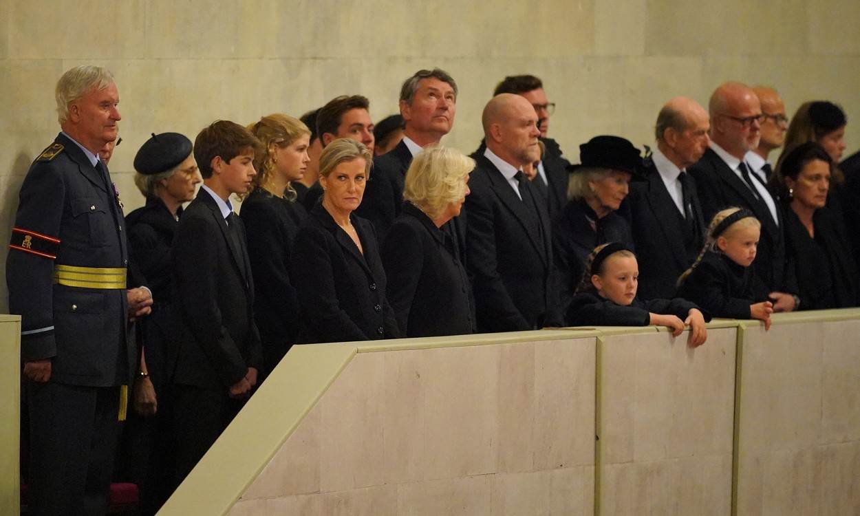 Kraljevska obitelj  na bdjenju za kraljicu Elizabetu