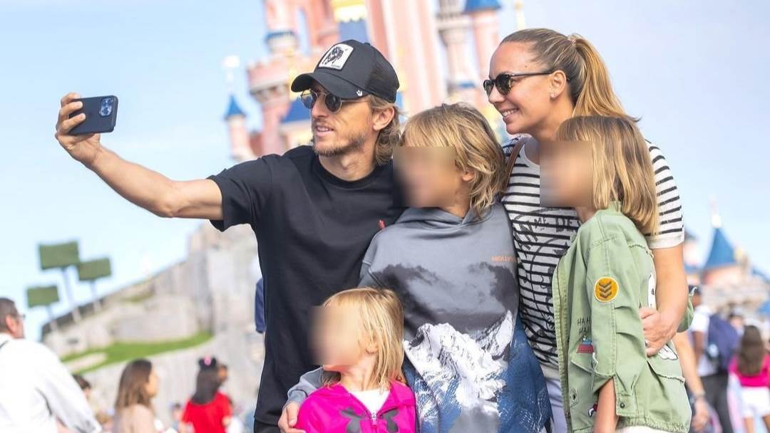 Luka Modrić i Vanja Modrić s djecom u Disneylandu