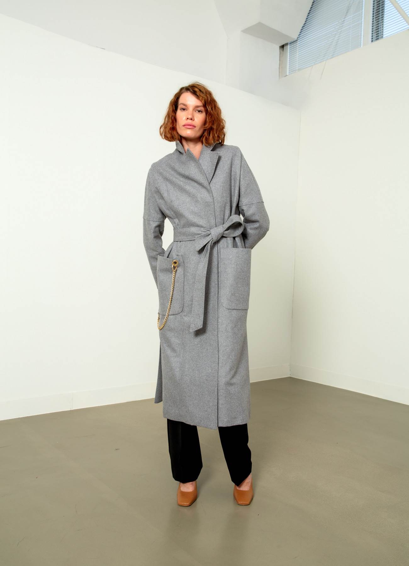 Dugi ženski kaput s pojasom