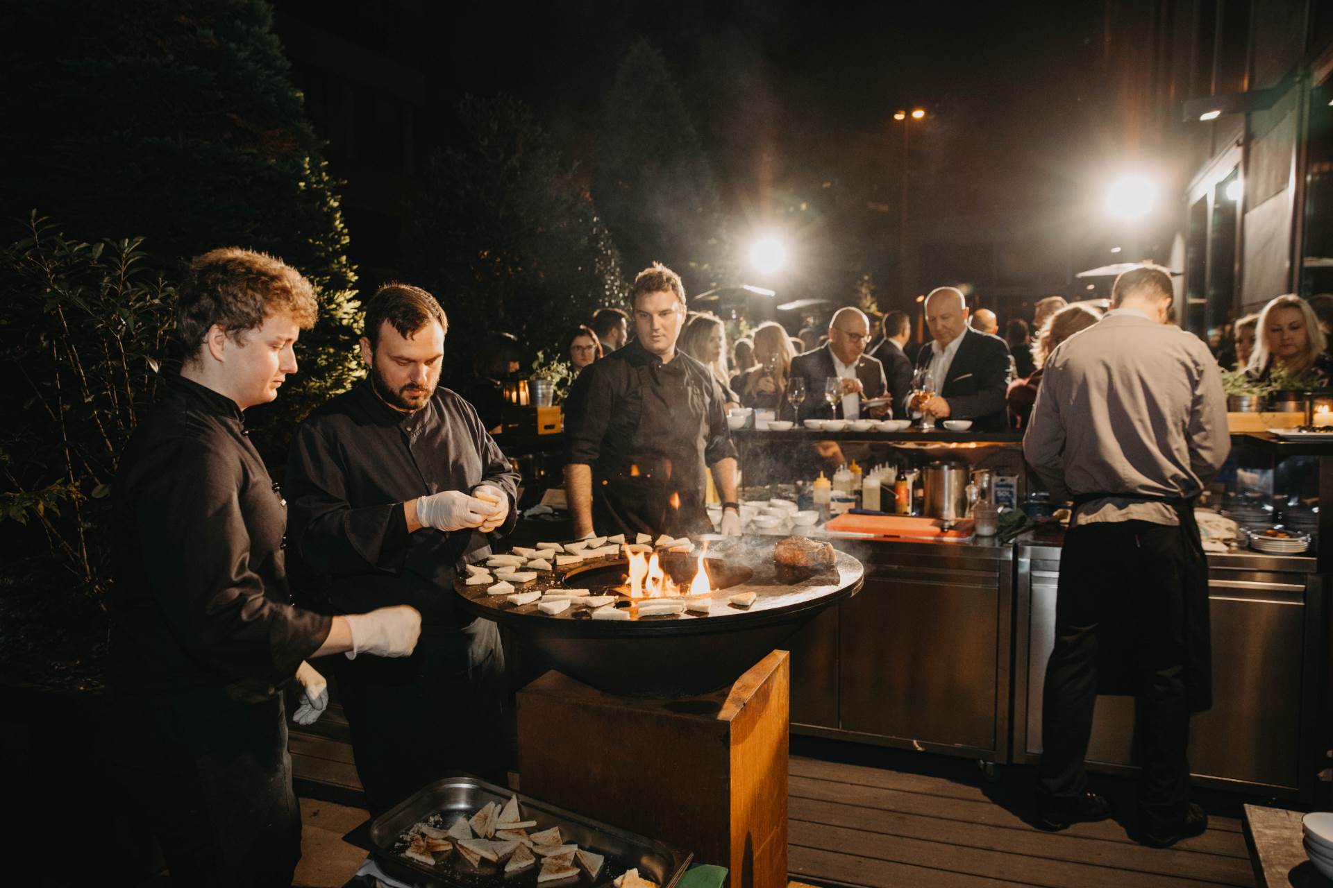 Priprema stejkova na OXBO terasi.jpg