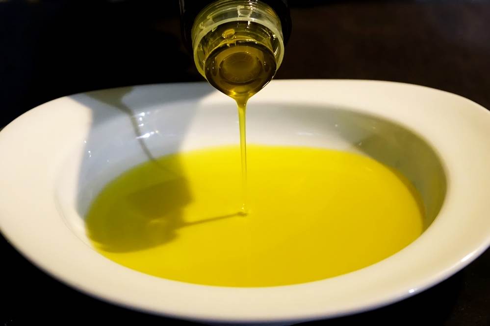 12DMMUa_tocenje ulja3.jpg