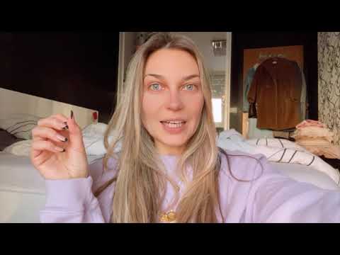 Sonja Kovač kćerkici radi manikuru