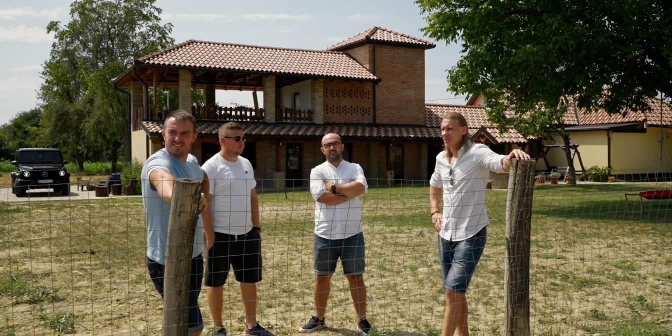 Domagoj Vida, Luka Mandić, Dimitrije i Dragan Simonović_crna svinja.jpg