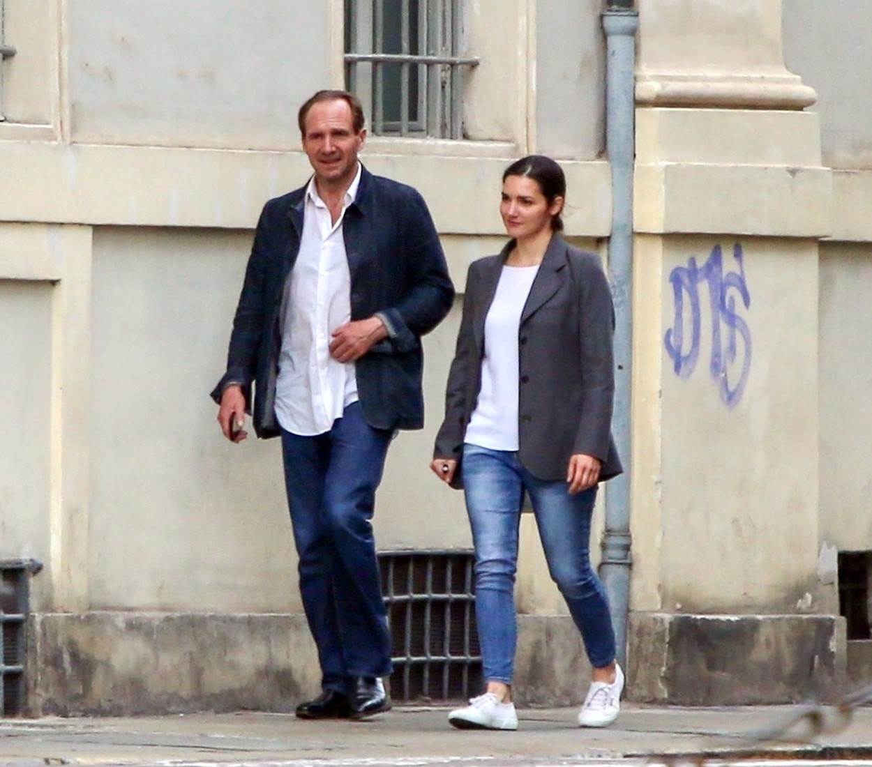 Ralph Fiennes s nepoznatom ženom u Italiji