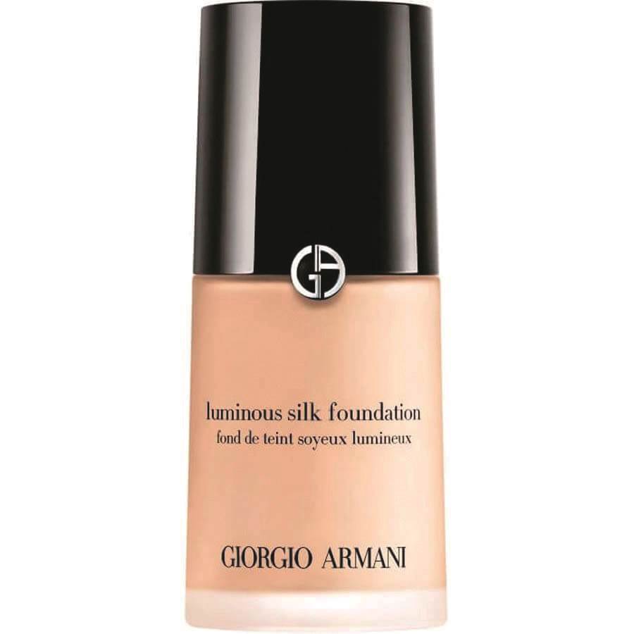 ARMANI Luminous Silk Foundation, tekući puder srednje pokrivnosti i svilenkastog finiša, 61,72 € / 465 kn, Douglas