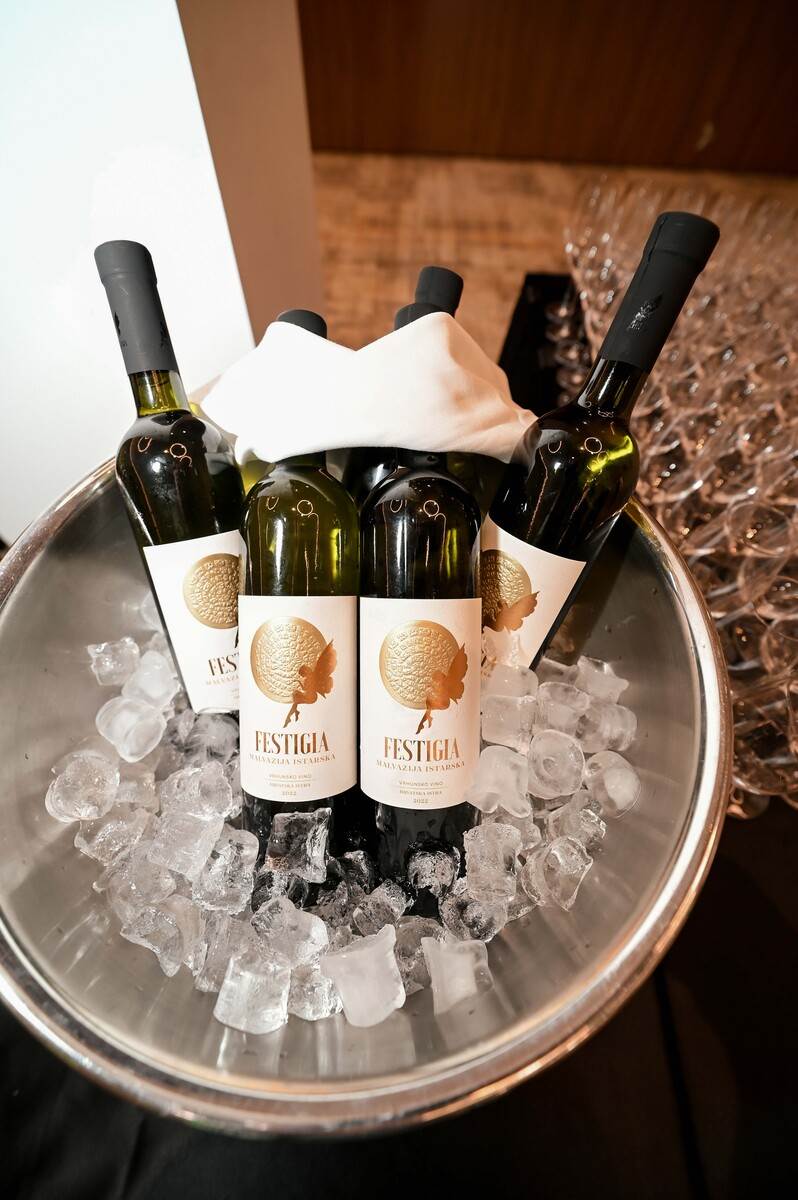Uzvanici su nazdravili Agrolaguninim vrhunskim vinima Festigia i  pjenušcem Vina Laguna Perla Rose