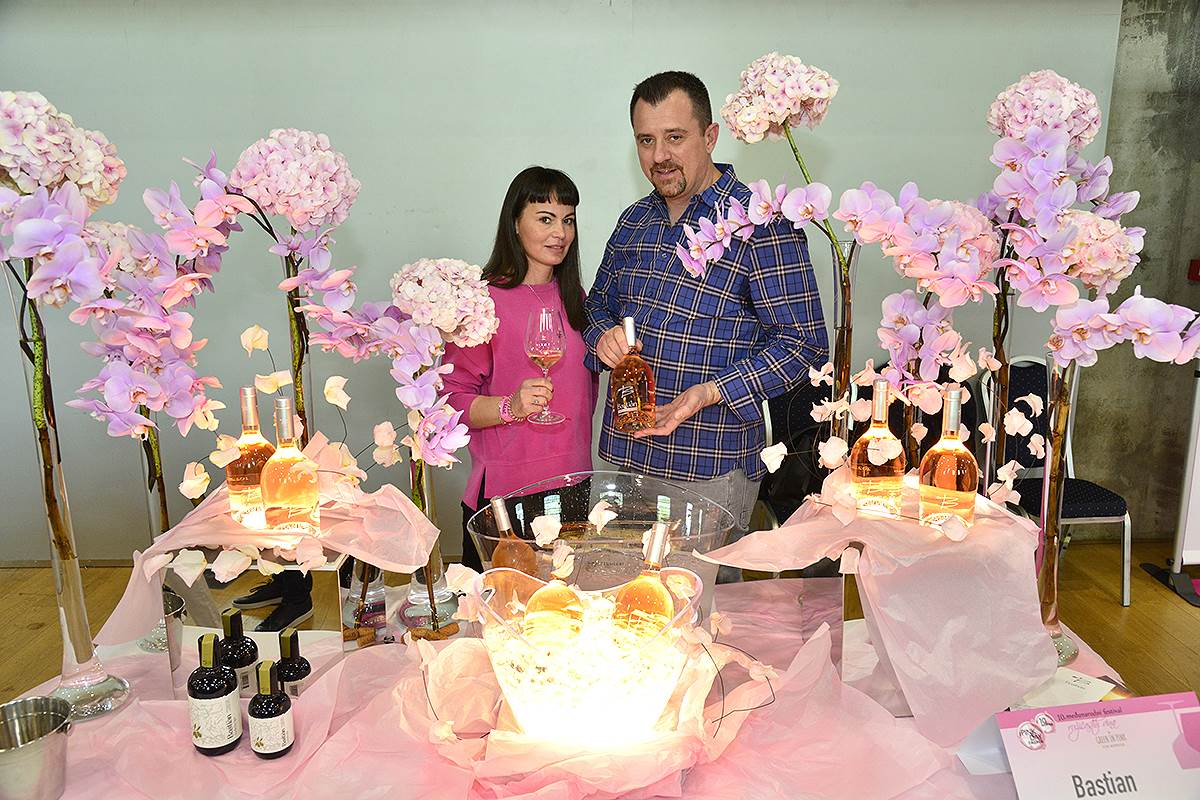 20 Izlagaüi su divno uredili svoja izlagaüka mjesta.jpg