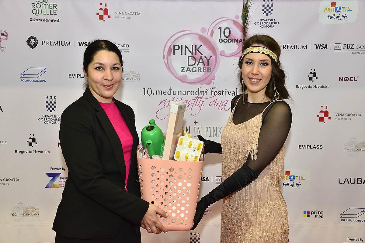 22 Kao i svake godine dodjeljenje su pink nagrade.jpg