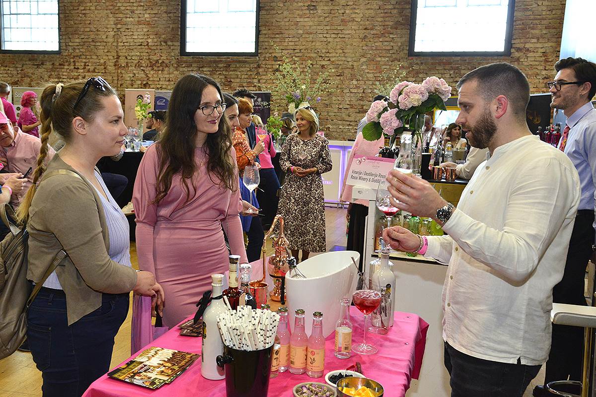 25 Lauba obojana u rußiüasta vina koktele i cvijeÜe.jpg