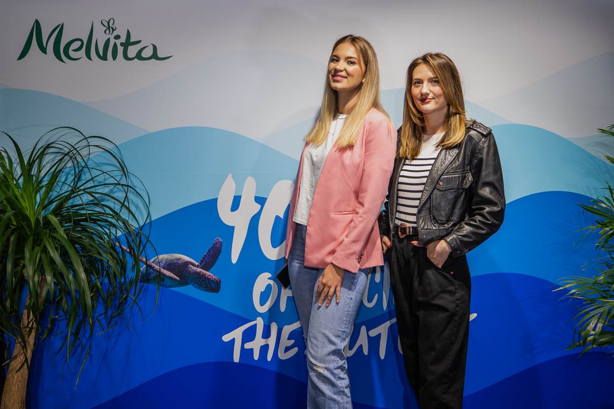 Gina Marinović i Iva Radojević 0.jpg