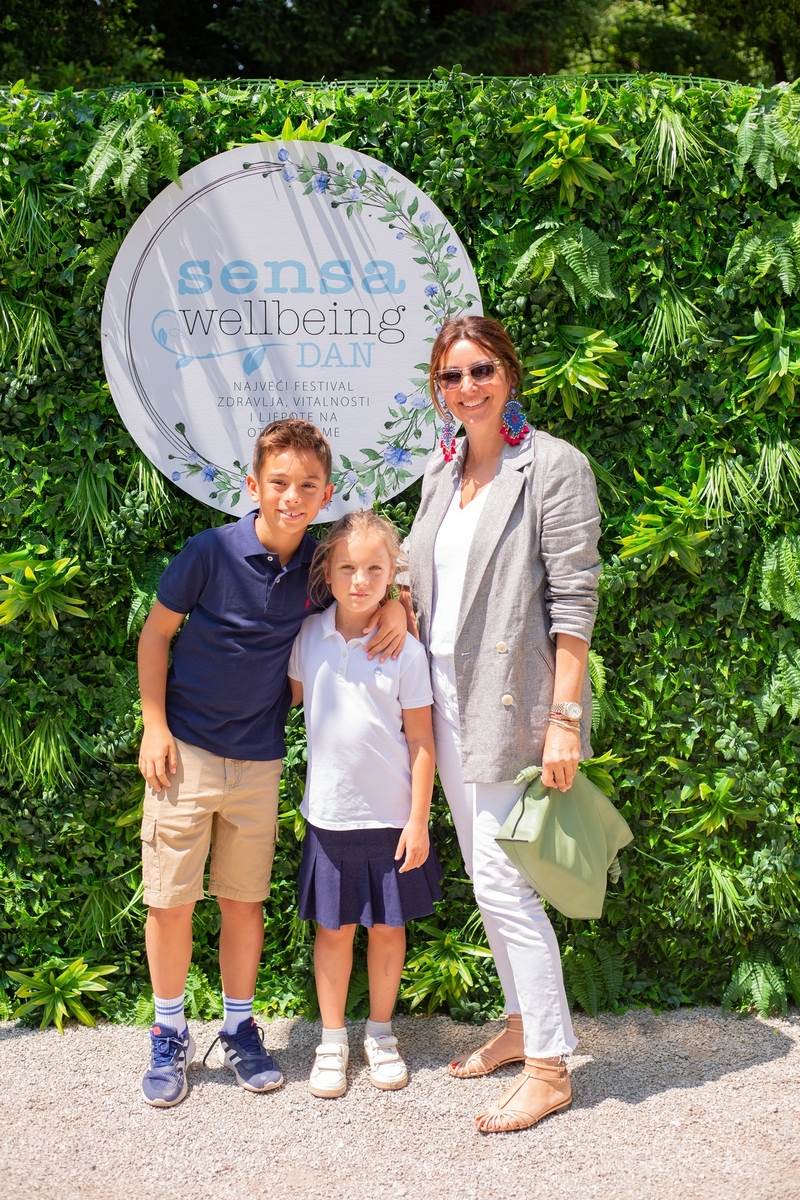 Iva Duduković s djecom.jpg