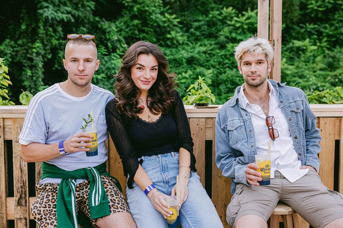 Nikša Modrić i Igor Glodić s prijateljicom.jpg