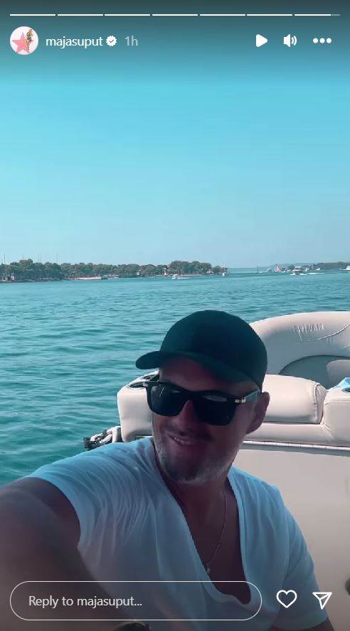 Bloom Tatarinov vozi brod dok se Maja Šuput i Nenad Tatarinov odmaraju