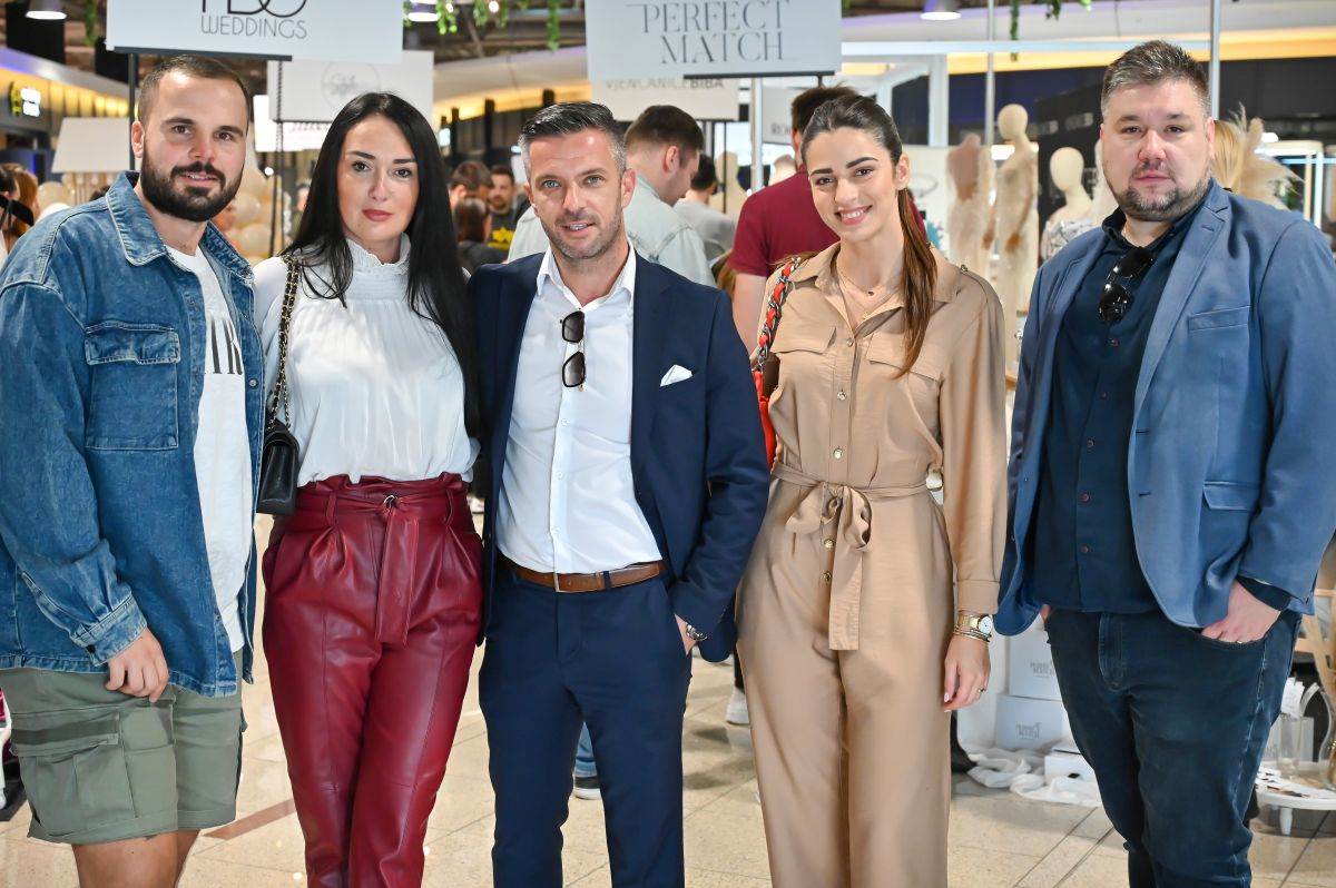 Toni Serdar, Anela Conary, Marijan Galić, Patricia Relotić iz Family Malla i Vjeran Šerić.jpg