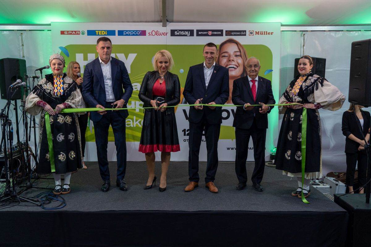 Investitor Željko Petković, Kristina Bilić, pročelnica upravnog odjela grada Vukovara, gradonačelnik Vukovara Ivan Penava i Danijel Vidiš, član Uprave SPAR Hrvatska.jpg