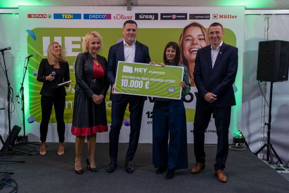 Kristina Bilić, pročelnica upravnog odjela grada Vukovara, investitor Željko Petković, Viktorija Matin, Vukovarski leptirići, gradonačelnik Vukovara Ivan Penava.jpg