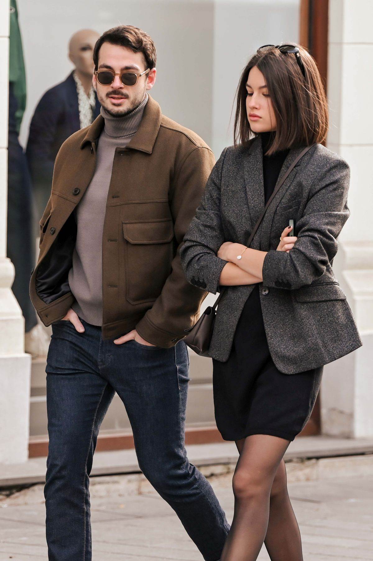 Dama na špici u shark lock čizmama