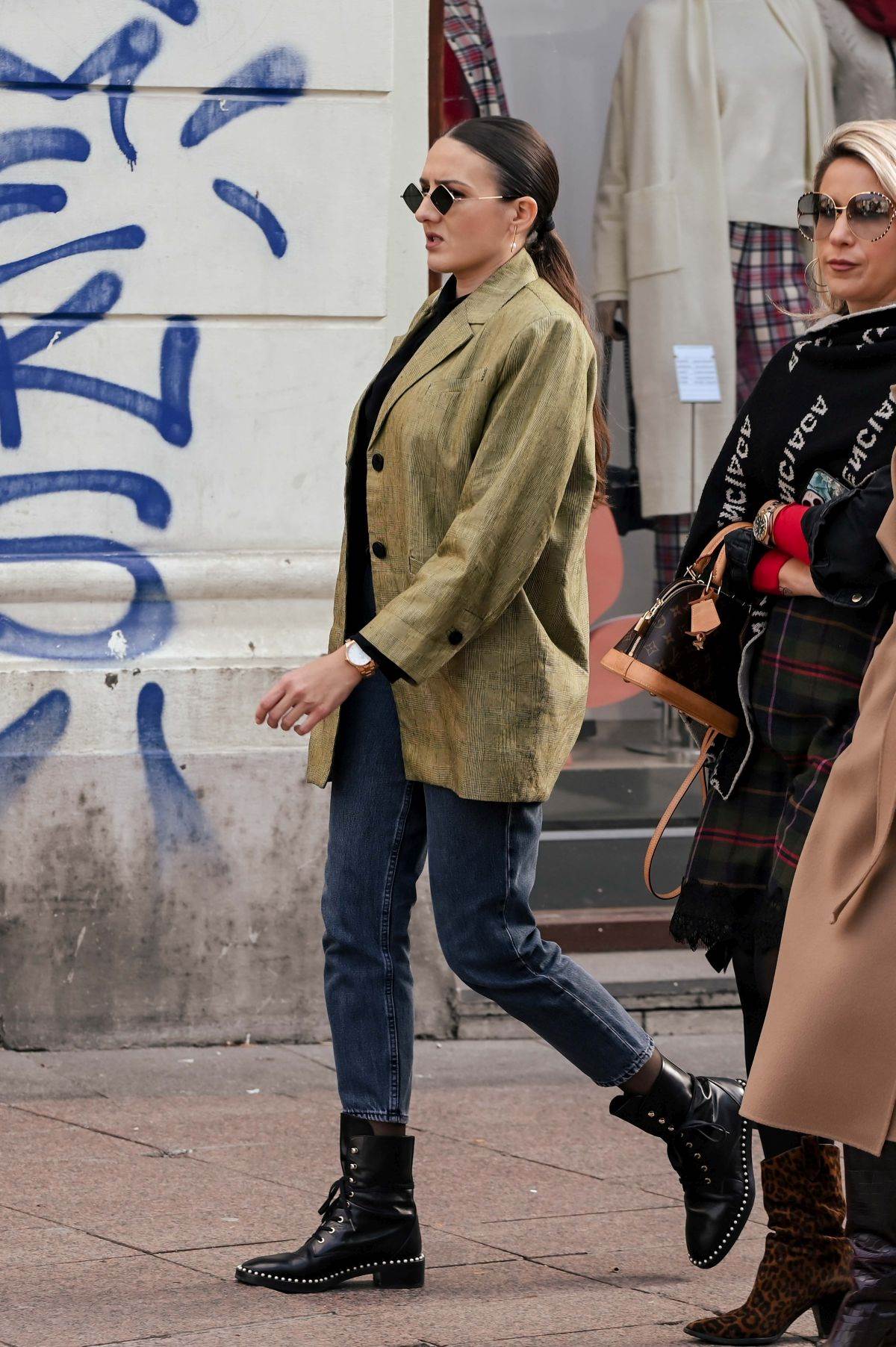 Dama na špici u shark lock čizmama