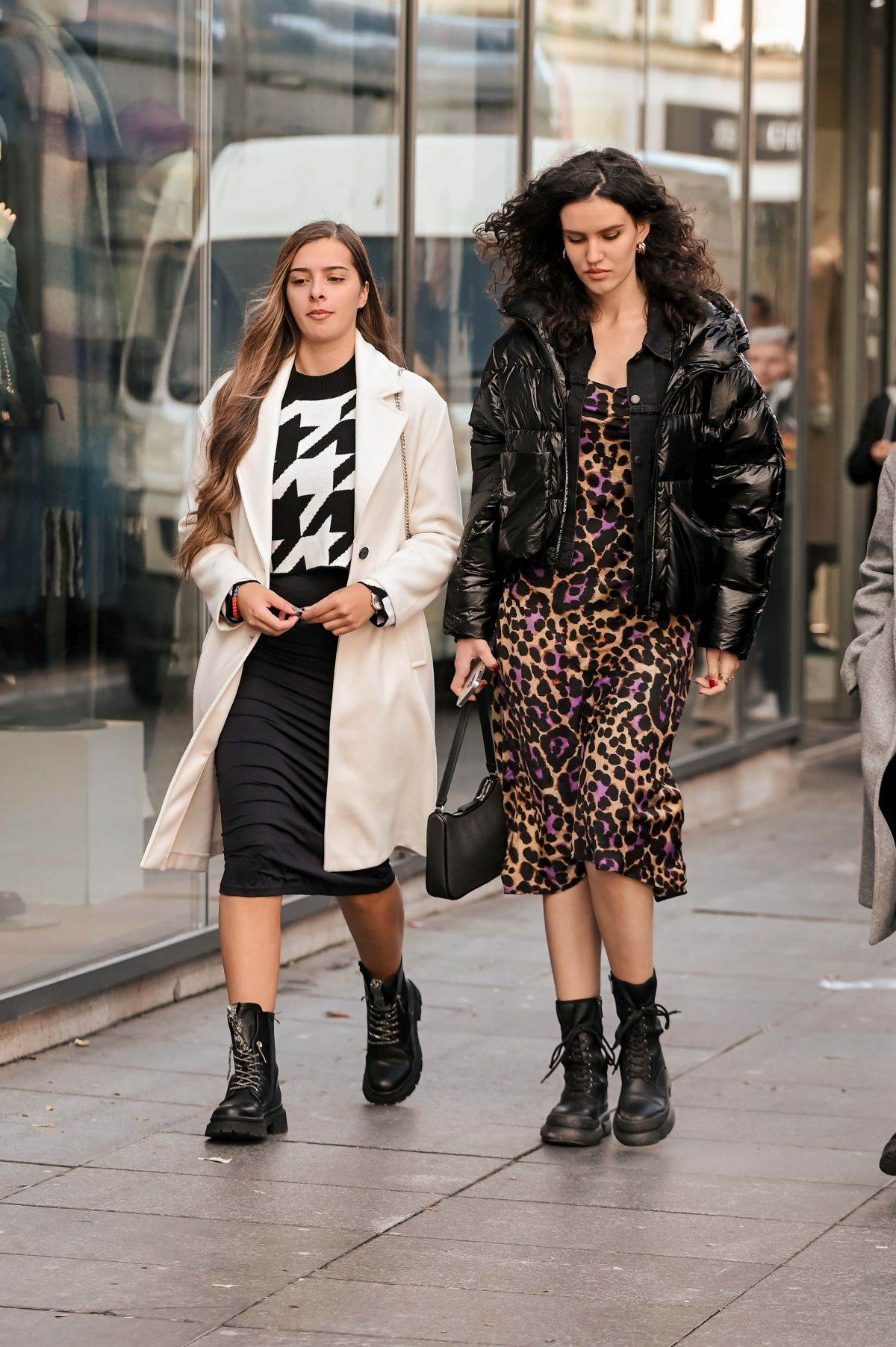 Dama na špici u shark lock čizmama