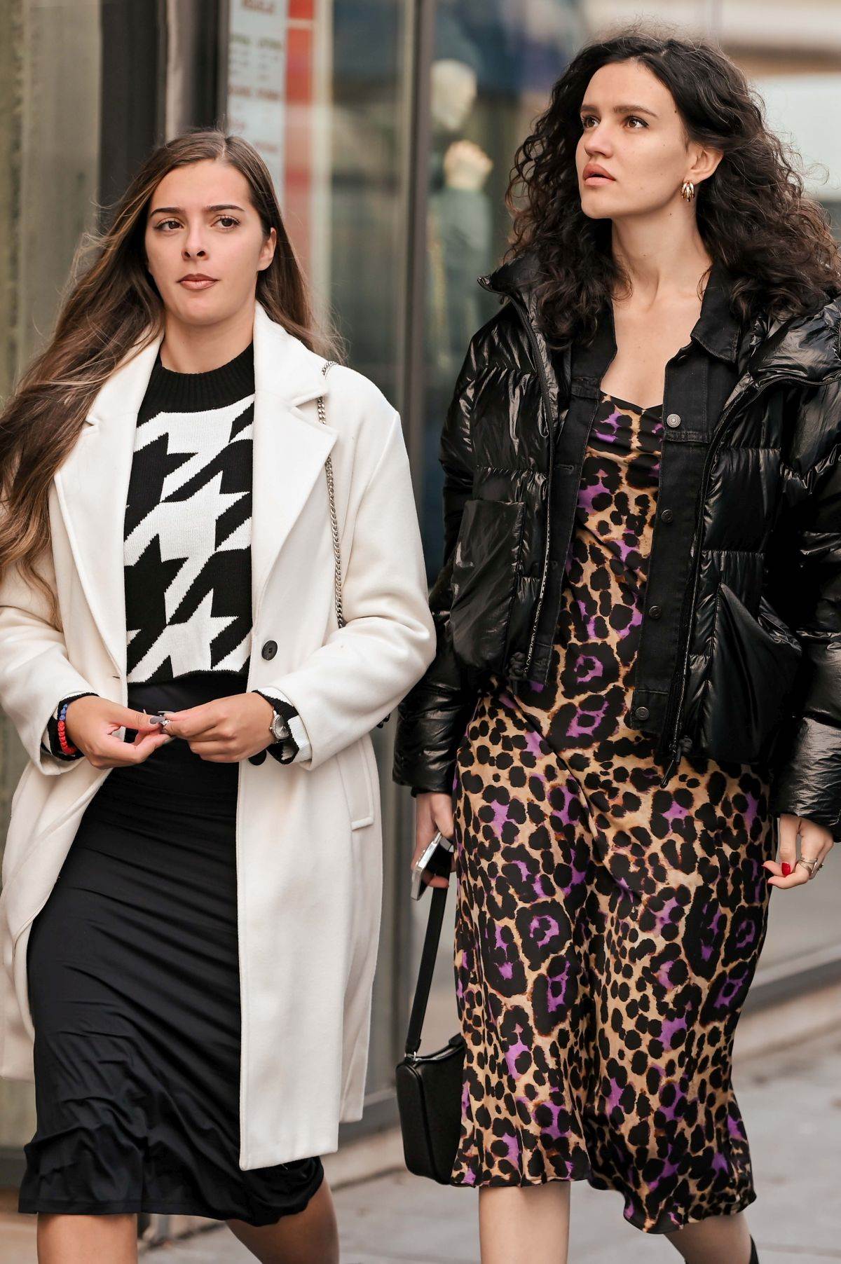 Dama na špici u shark lock čizmama