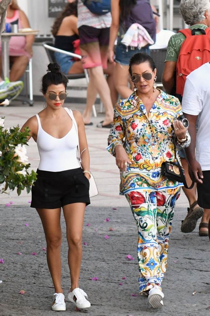 VATROMET BOJA Modne igre Kourtney Kardashian i Kris Jenner