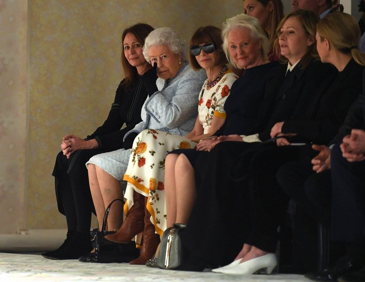 NIKAD NIJE KASNO Kraljica u 92. godini prvi put na tjednu mode