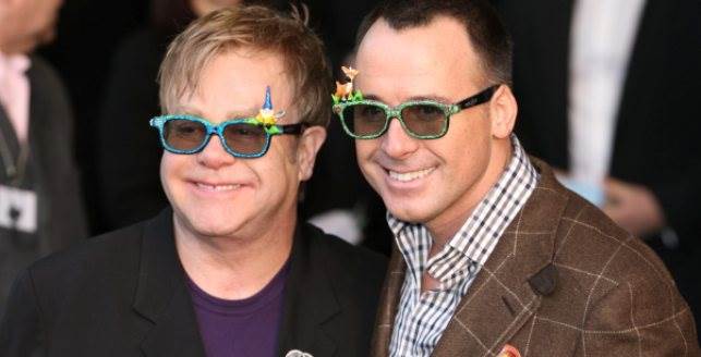 Elton John i David Furnish na premijeri "Gnomeo i Juliet".jpeg