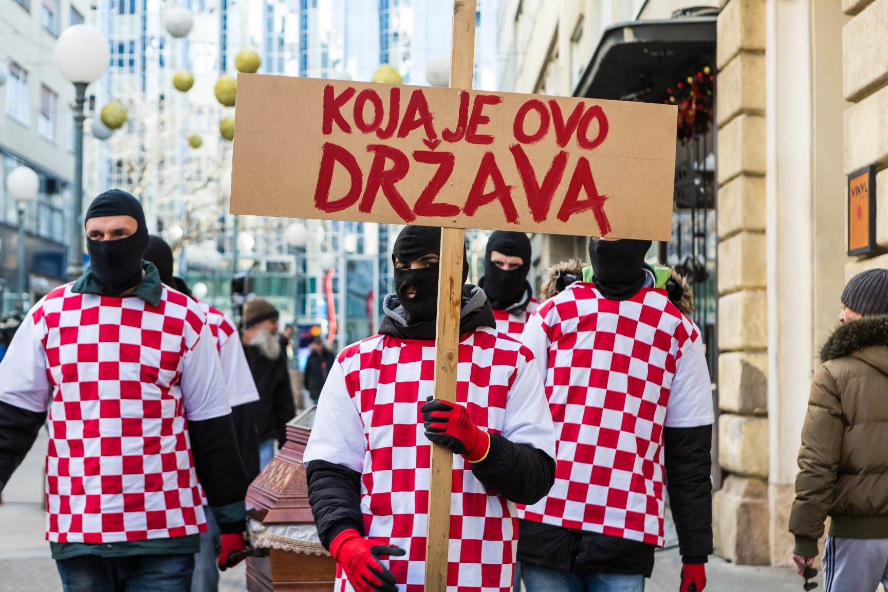 „Koja je ovo država?!“ – središtem Zagreba hodali s lijesom