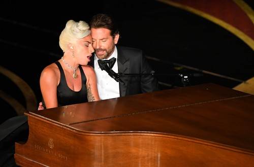 NIJE MOGLA SAKRITI SREĆU Lady Gaga pred oltarom