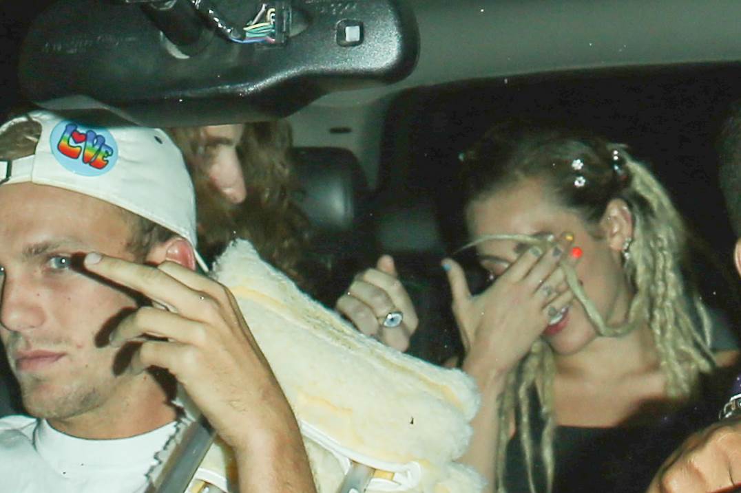 OPET ISTA PRIČA Miley javno razmjenjuje poljupce s novim dečkom