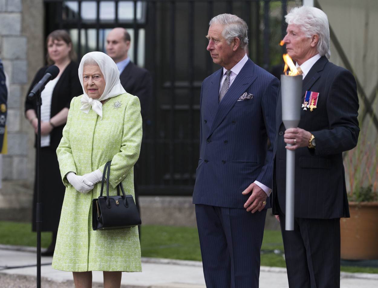 Kraljica prisiljena 'udariti' na manje važne članove kraljevske obitelji