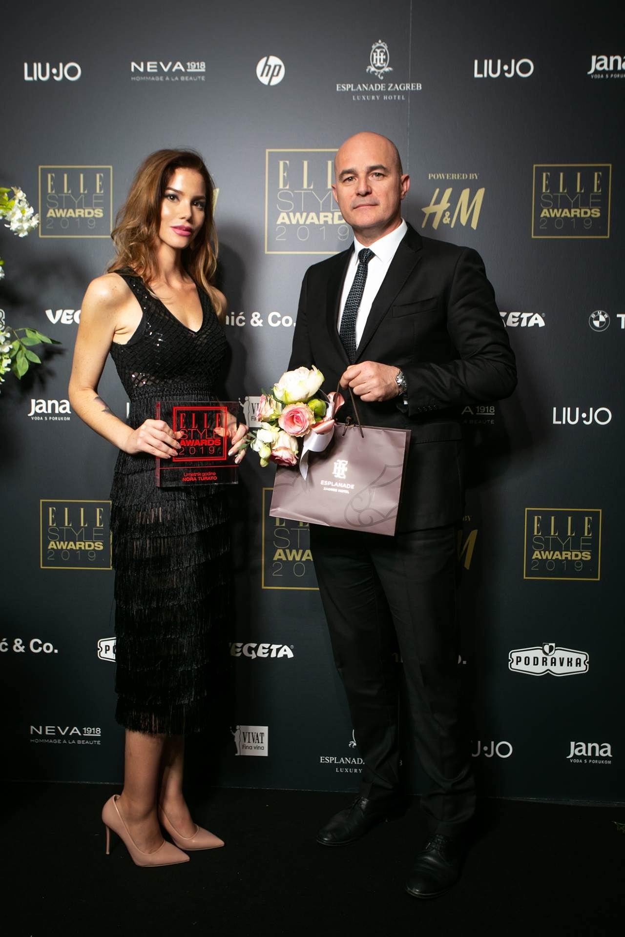 UMJETNIK GODINE by HOTEL ESPLANADE ZAGREB, u ime pobjednice nagradu je preuzela web suradnica Nina Belina I Ivica Maks Krizmanić