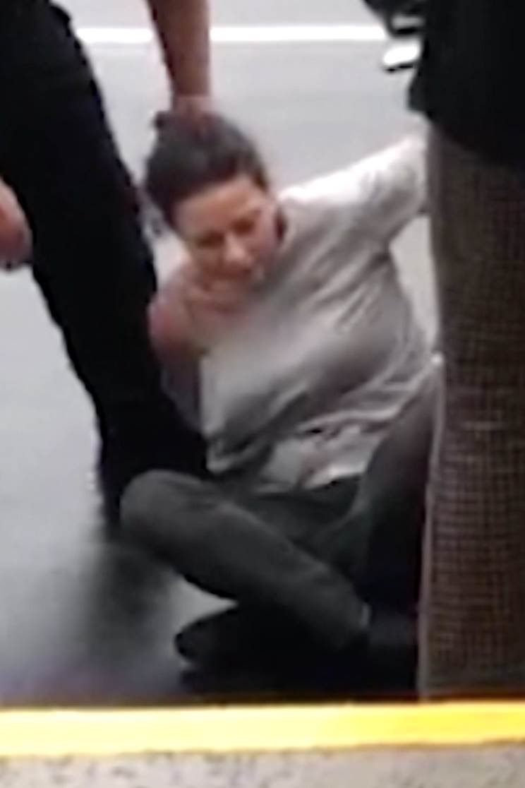 VIDEO Glumica uhićena nakon što je fizički napala ženu koja ju je snimala