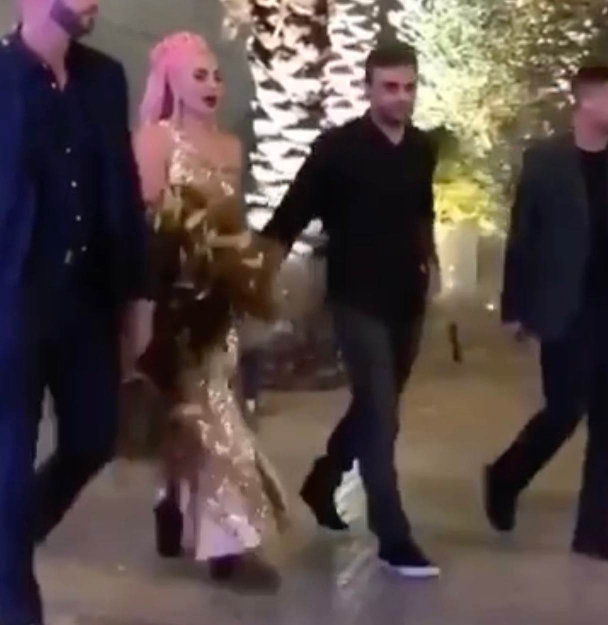 VIDEO Lady Gaga uhvaćena u strastvenom poljupcu s najdražim muškarcem
