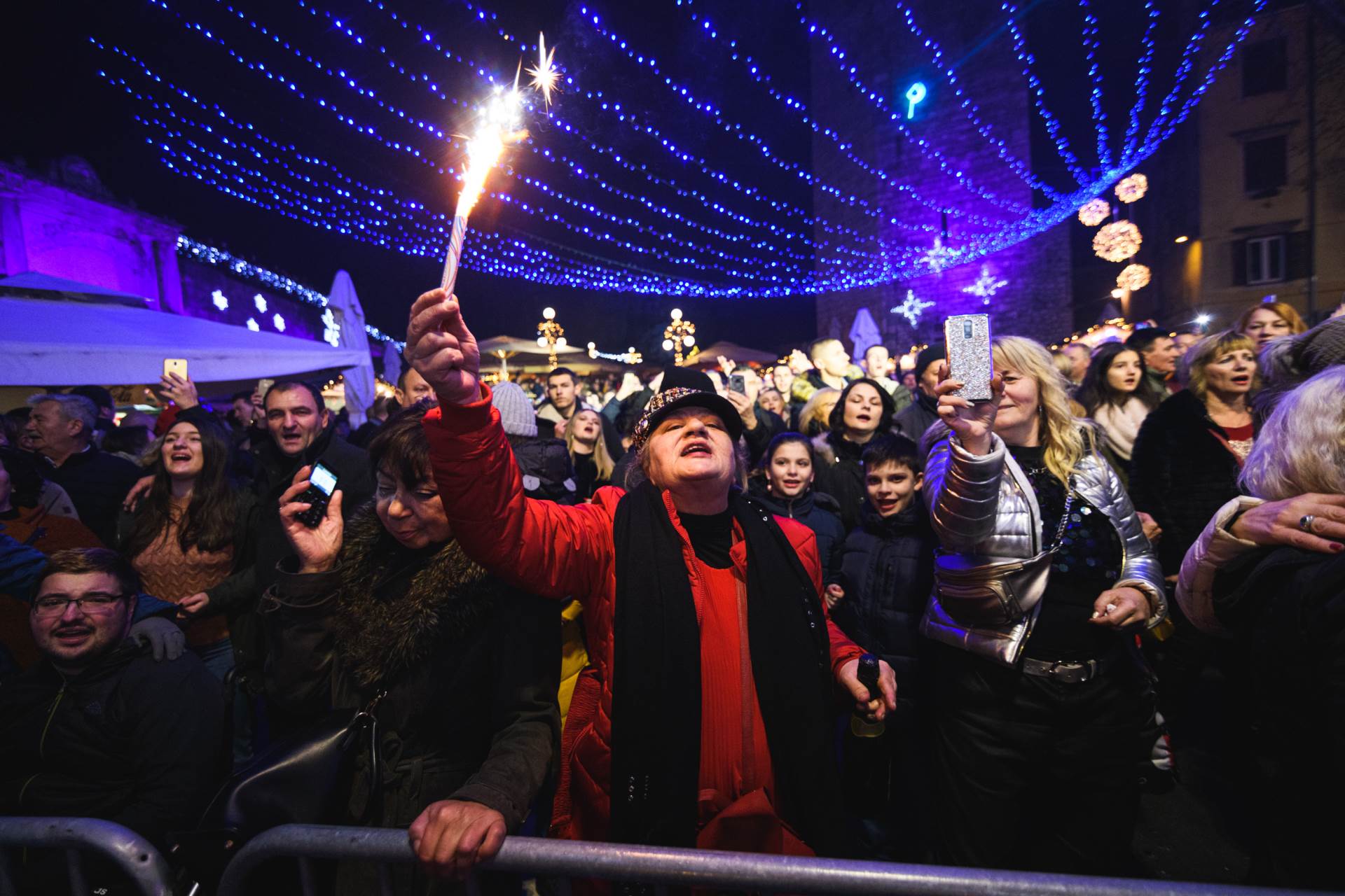 Deseci tisuća Zadrana na Poluotoku ispratili Staru i dočekali Novu 2020.