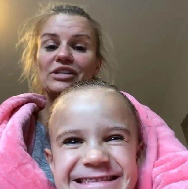 Sin pjevačice sestrama zalijepio kosu superljepilom