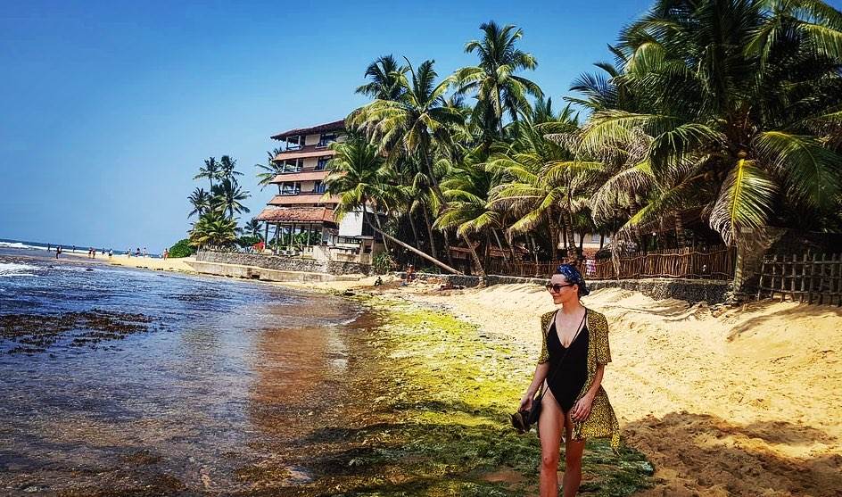 Domaća glumica s dečkom uživa na plaži Šri Lanke