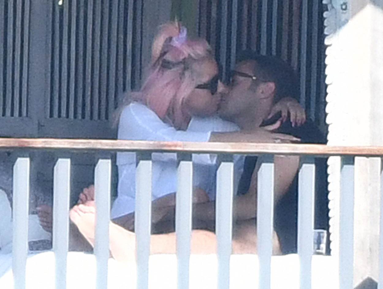Lady Gaga uhvaćena polugola u strastvenom poljupcu