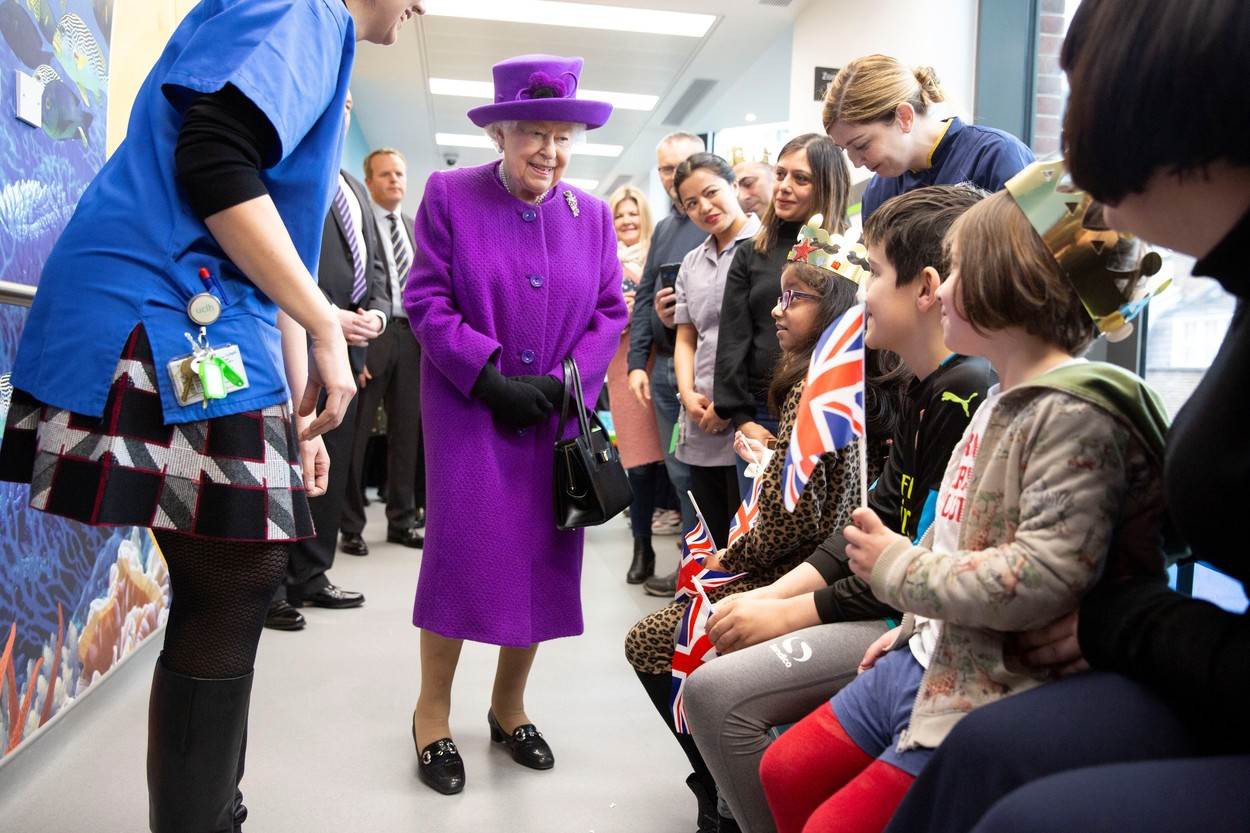 Zašto kraljica Elizabeta II. uvijek nosi odjeću jarkih, duginih boja?