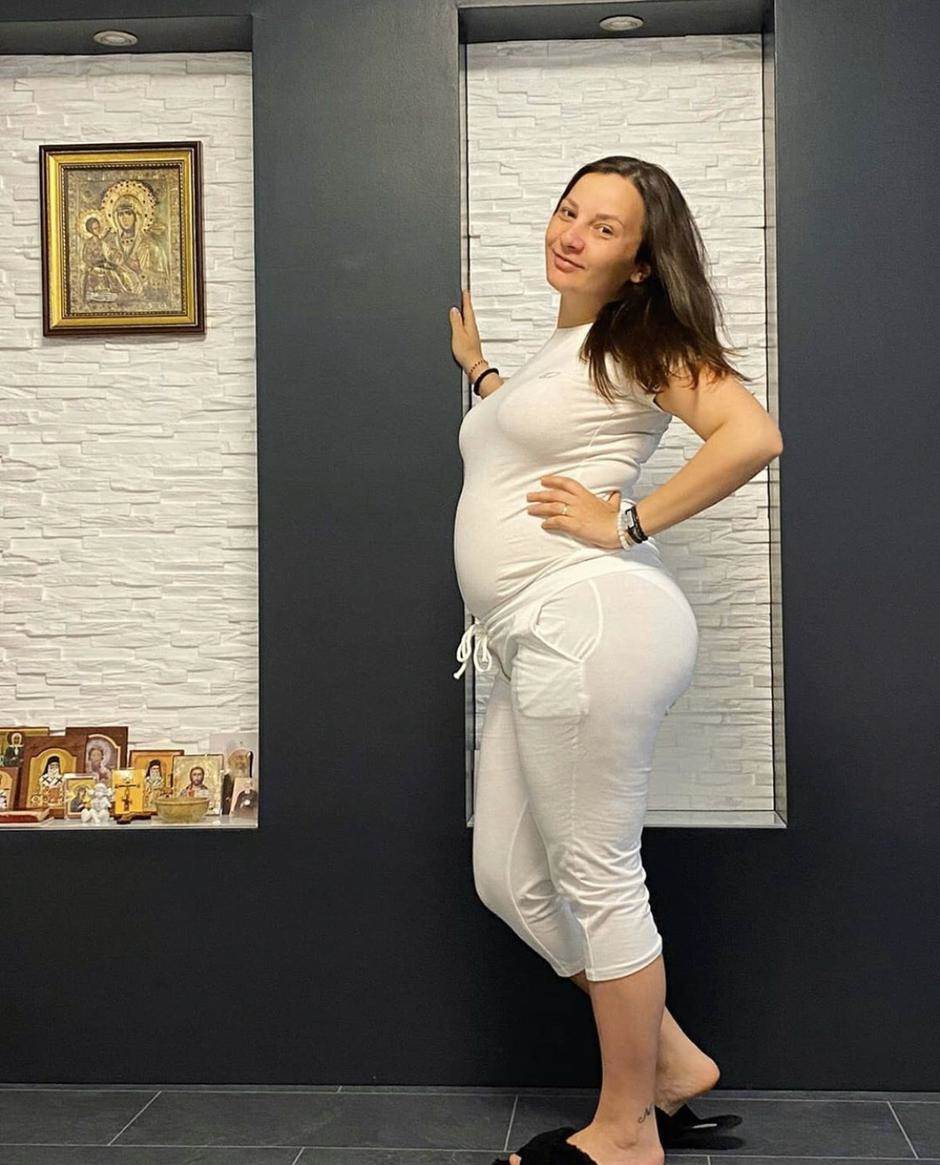 Jedna od najkontroverznijih BB stanarki ponosno pokazala trudnički trbuh