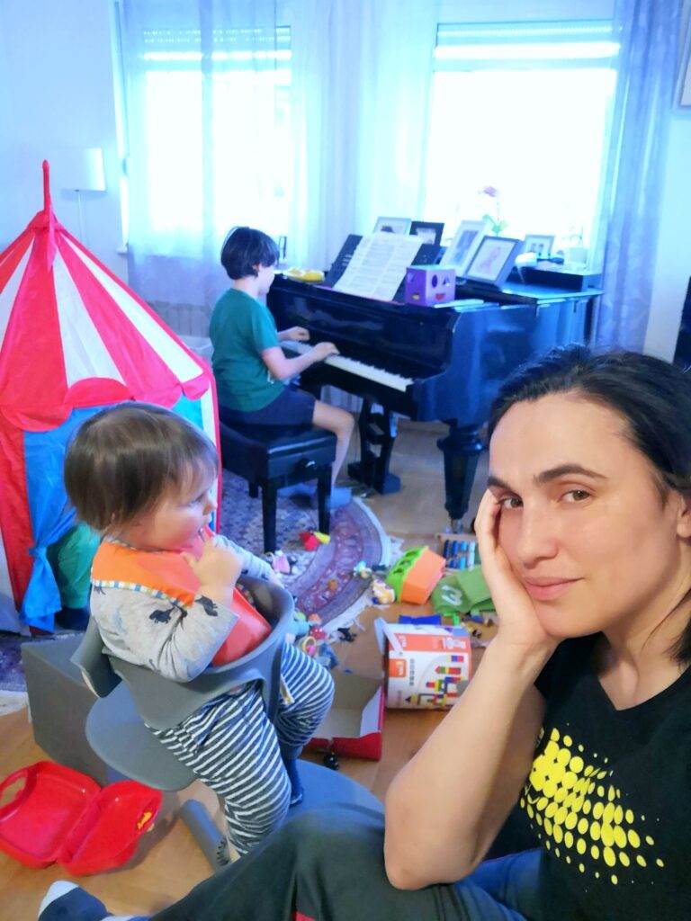Marijana Mikulić s djecom.jpeg