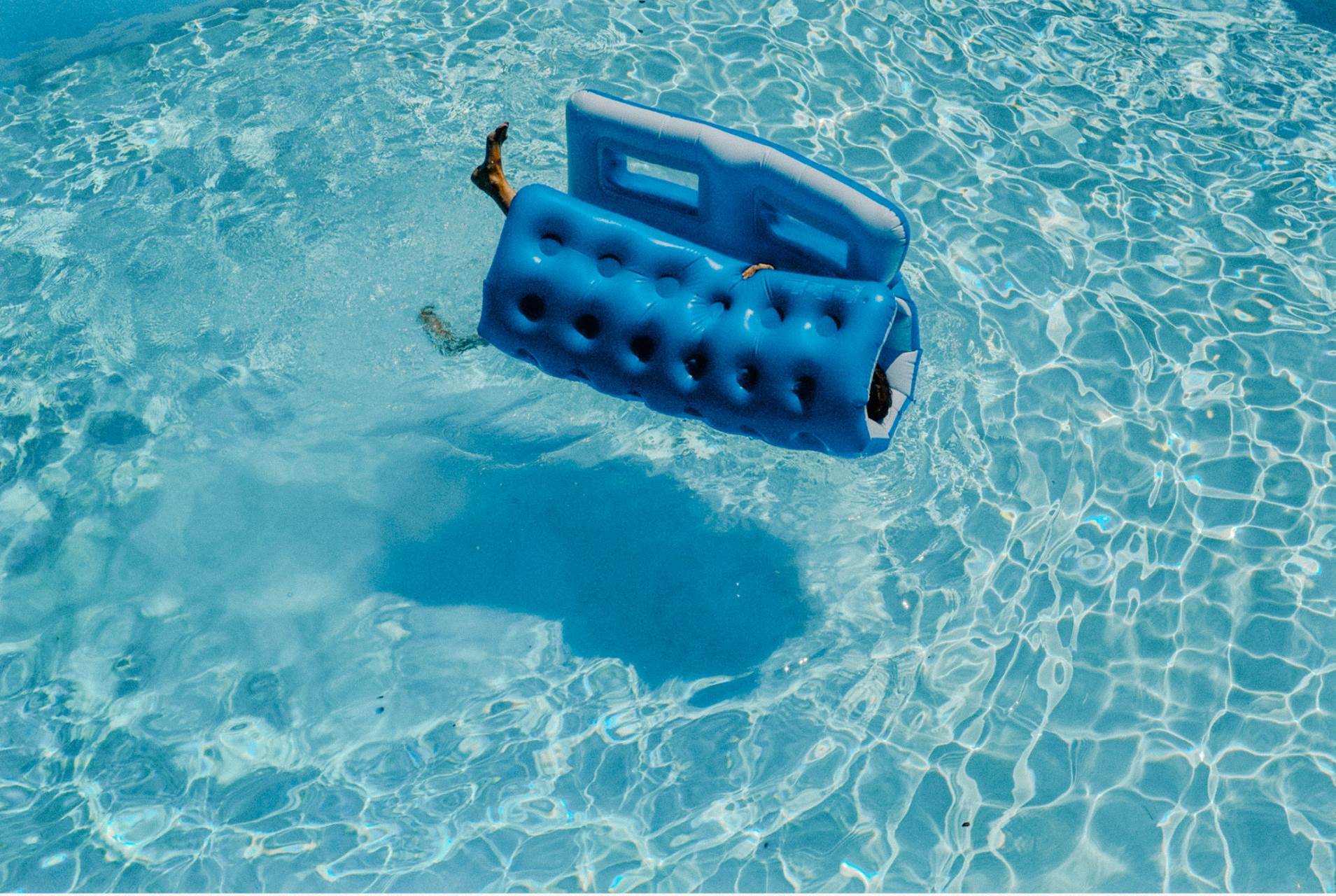 Uronite među plavičaste stranice koje slave ljubav između fotografa i bazen