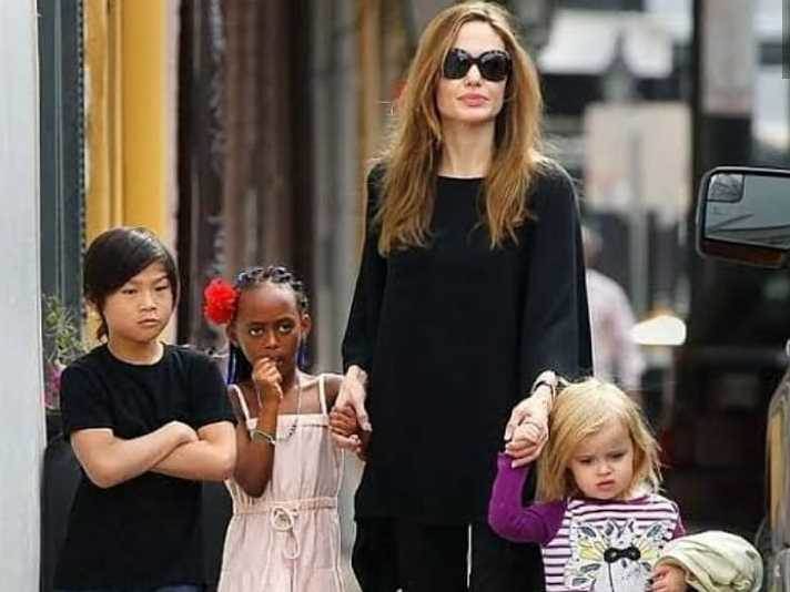 MUŠKI ROD JOJ SE GADI Angelina Jolie odlazi na spojeve sa ženama?