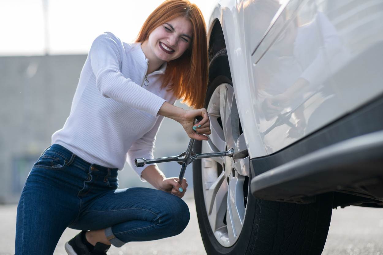 Sve što trebate znati kako biste samostalno zamijenili gumu na automobilu