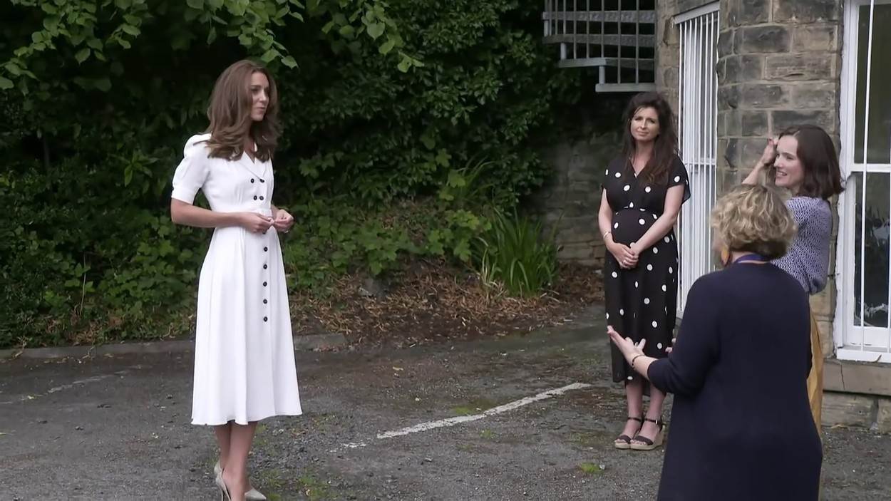 Kate Middleton sjajno 'reciklira' bijelu haljinu